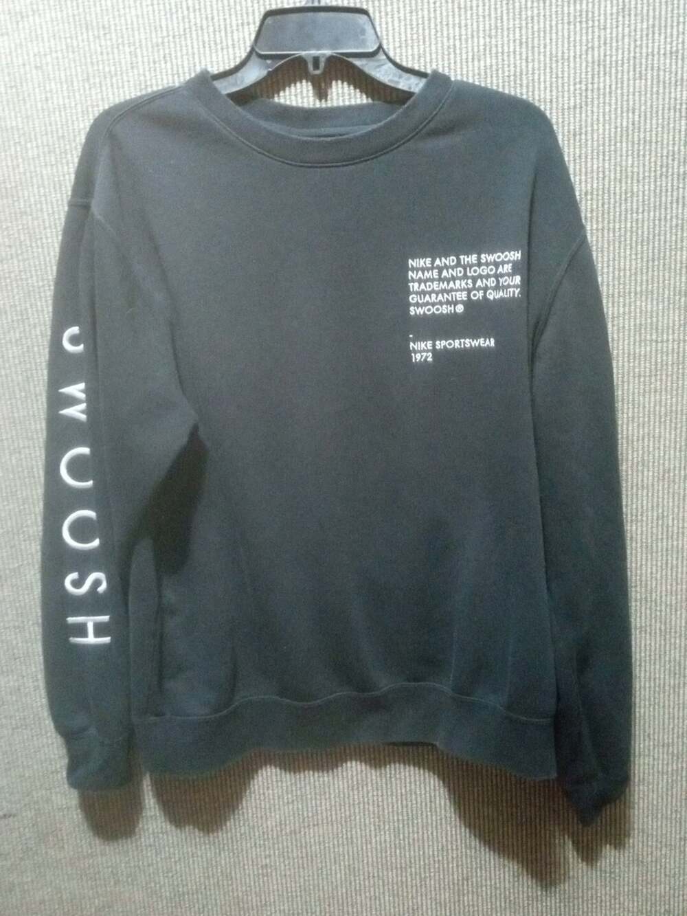 Nike Swoosh Sweatshirt Men's Size Large Black White Embroidery.